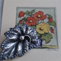 blad-fin-kant-bær-i-midten-forsølvet-broche-gammelt-smykke